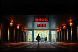 晴日里停泊在浅湾的木船与远处白帆