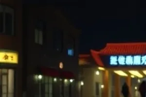 雪线之上的山脊与登山队绳索剪影
